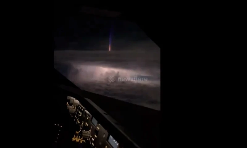 Pilot filmuje rzadką błyskawicę, która wygląda jak Bifrost Thora podczas nocnego lotu [WIDEO]