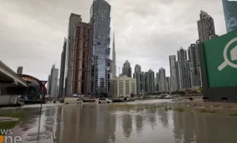 Poważne powodzie spowodowane ulewnymi deszczami w Dubaju [WIDEO]